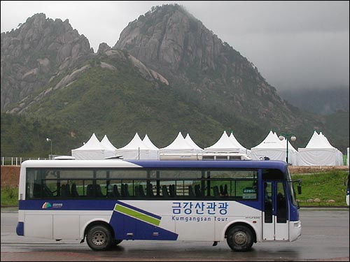 금강산 관광사업을 추진중인 현대아산에도 비상이 걸렸다. 